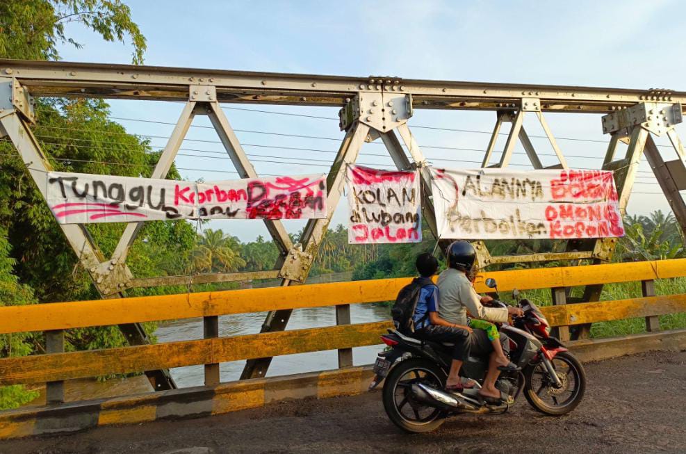 Diprotes Warga, Jalan Rusak di Jembatan Kampung Kelawi Langsung Direspon DPUPR