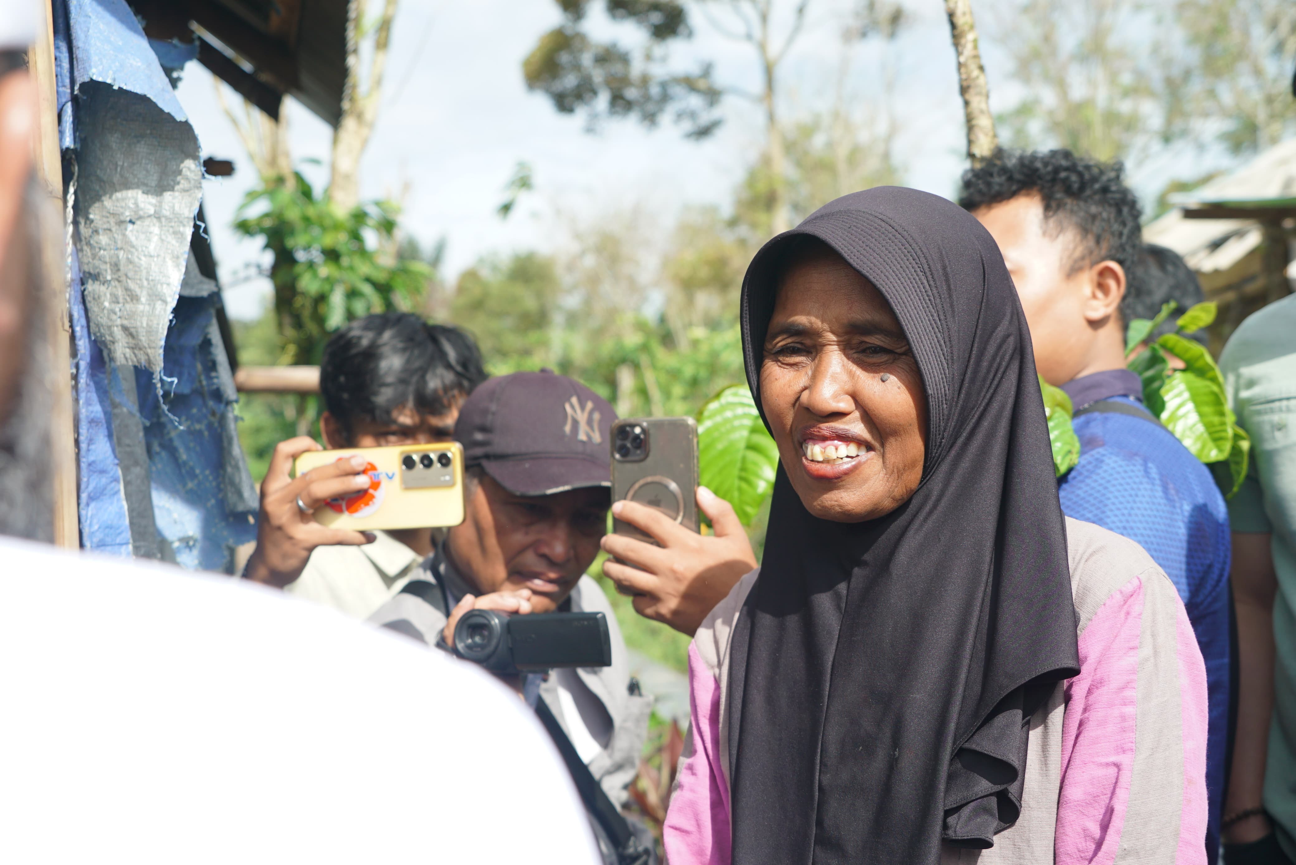 Penuh Haru, Sundari Warga Rejang Lebong Terima Bantuan dari Gubernur Bengkulu