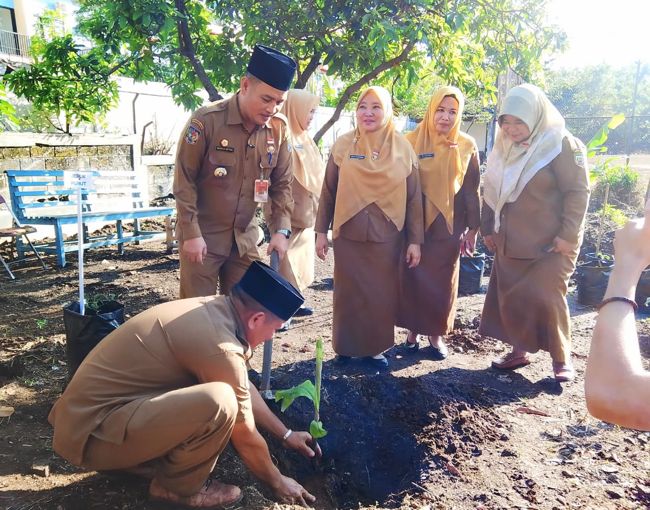Lahan Kosong Disulap Jadi Kebun Produktif, Inovasi Dinas ESDM Bengkulu Tuai Apresiasi Sekda