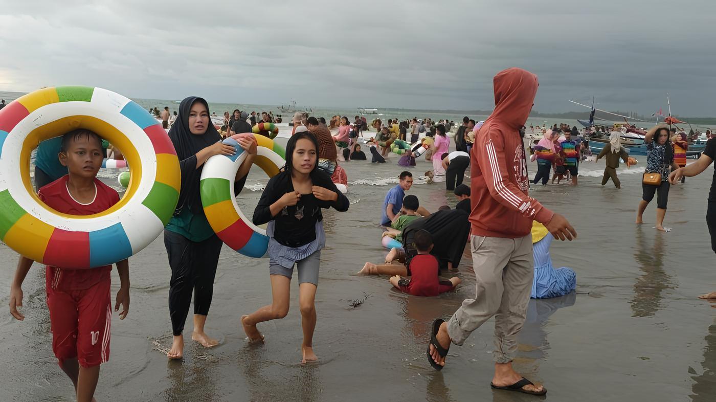 Pengunjung Hanya Boleh Mandi di Kawasan Pantai Jakat