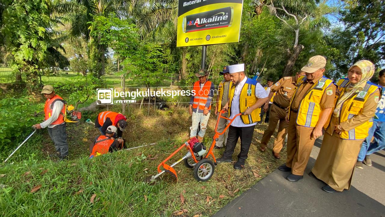 Gubernur Bengkulu Tinjau Tebas Bayang, Targetkan Jalan Bebas Ilalang Dalam 100 Hari Kerja