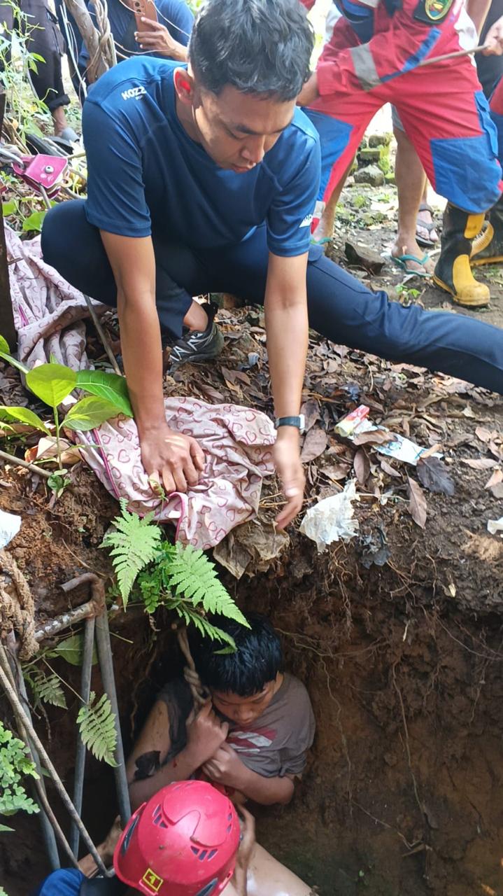 Pelajar Terjebak di Dalam Sumur, Damkar Bengkulu Lakukan Evakuasi Cepat