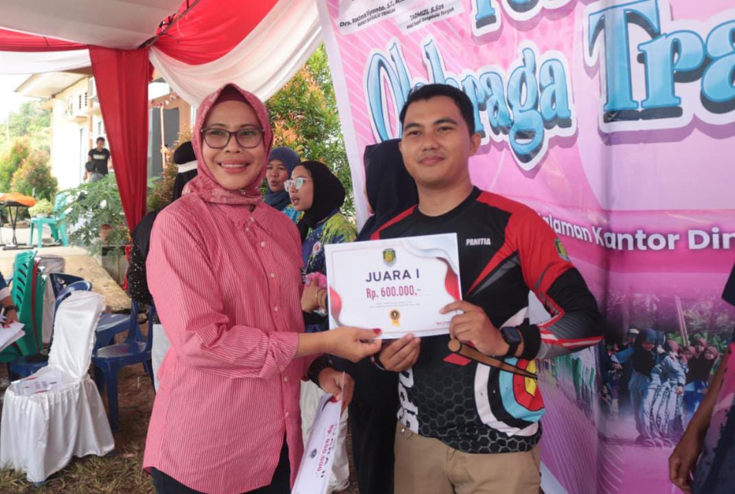 Dispora Benteng Berikan Uang Pembinaan Kepada Pemenang Festival Olaharaga Tradisional 