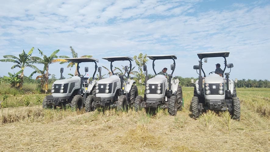Dorong Swasembada Pangan, Kementerian Pertanian Serahkan 12 Traktor Roda Empat untuk Petani Mukomuko