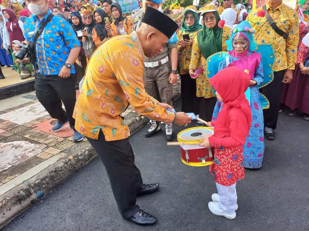 Ketua DPRD Kota Bengkulu Hadiri Karnaval Batik Besurek di HUT kota ke 304