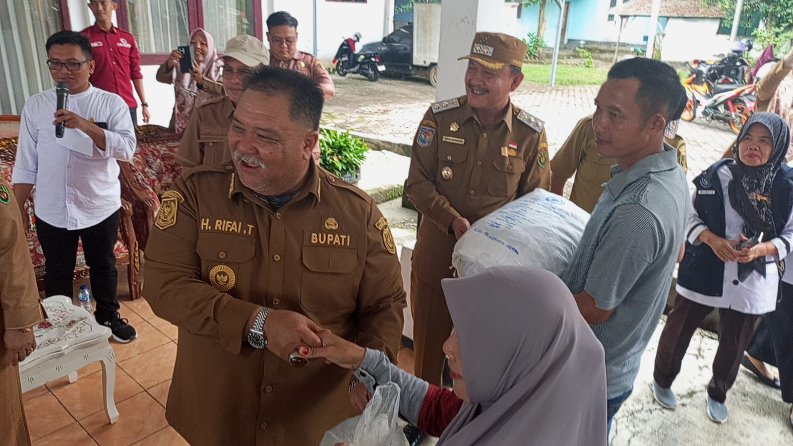 Pemkab Bengkulu Selatan Salurkan Bantuan Pusat, 45 Nelayan Dapat Alat Tangkap, 122 Warga Terima Paket Budikdam