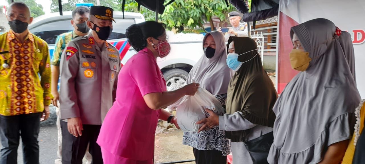 Kapolda Bengkulu Salurkan Ribuan Paket Sembako Bagi Korban Banjir 
