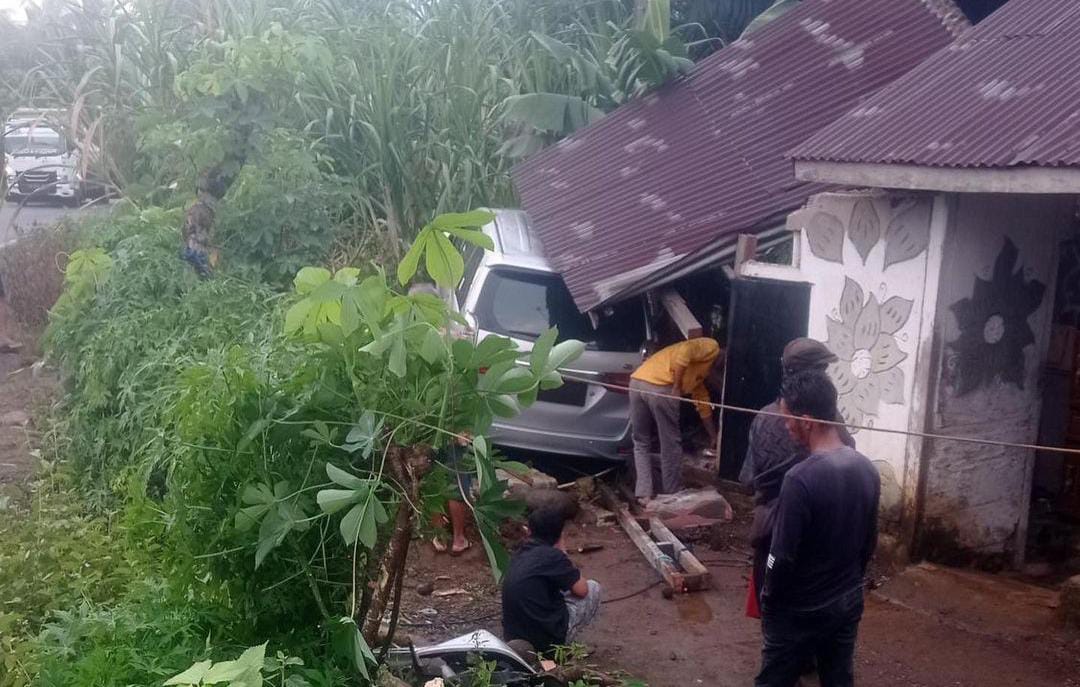 Sopir Mengantuk, Mobil Avanza Tabrak Rumah Warga