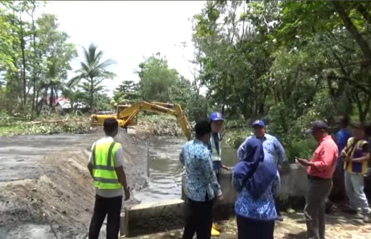 Kurangi Resiko Banjir, Dinas PUPR Kota Bengkulu Keruk Drainase Kandang Mas