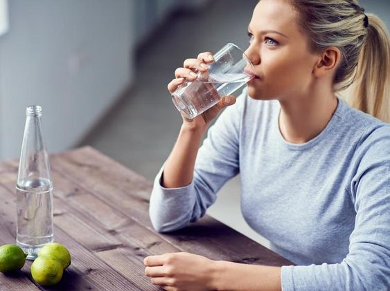 10 Manfaat Air Hangat untuk Kesehatan Tubuh Selama Berpuasa