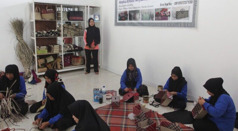 Kampung Berseri Astra Desa Pantai Cermin Kanan: Pengembangan Kerajinan Anyaman Pandan Pemberdayaan Perempuan