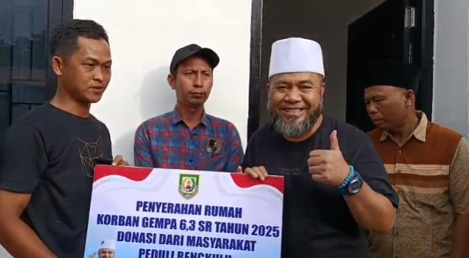 9 Unit Rumah Selesai Dibangun, Gubernur Helmi Langsung Serahkan ke Korban Gempa