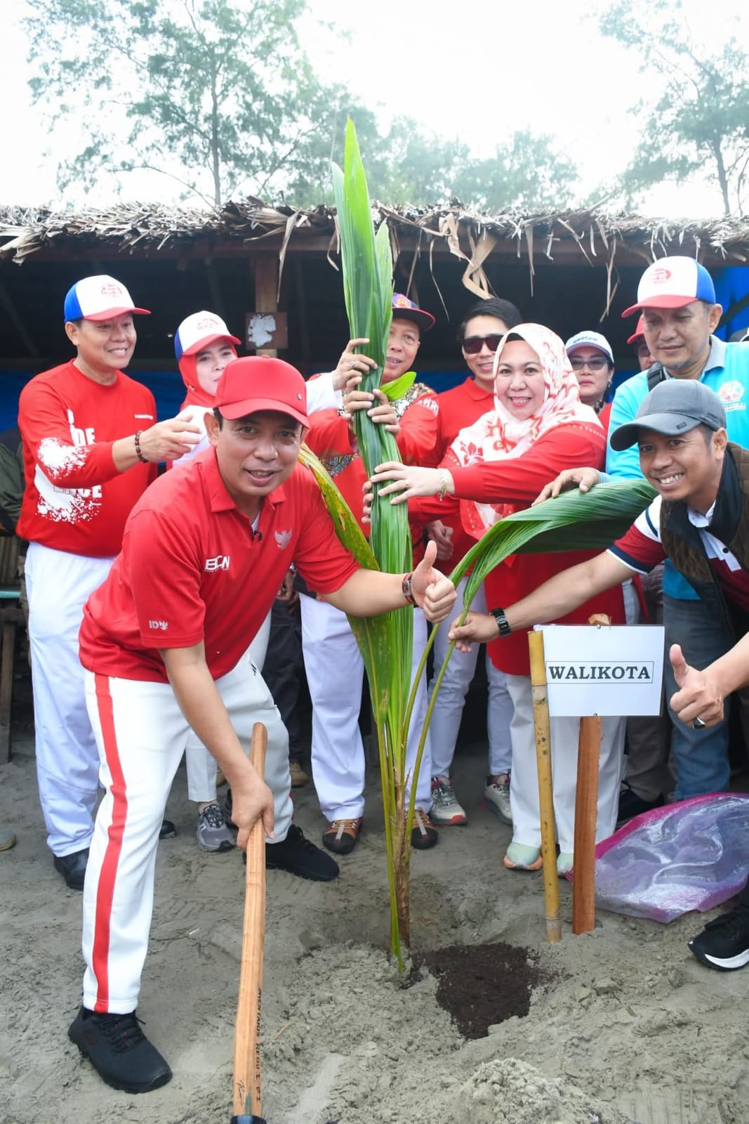 Tanpa Gunakan APBD, Walikota Dedy Wahyudi Tanam 10.000 Pohon Kelapa dan Raih Rekor MURI