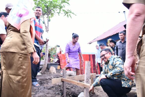 Pj Walikota Bengkulu Letakkan Batu Pertama Program Bedah Rumah di Kelurahan Tanah Patah 