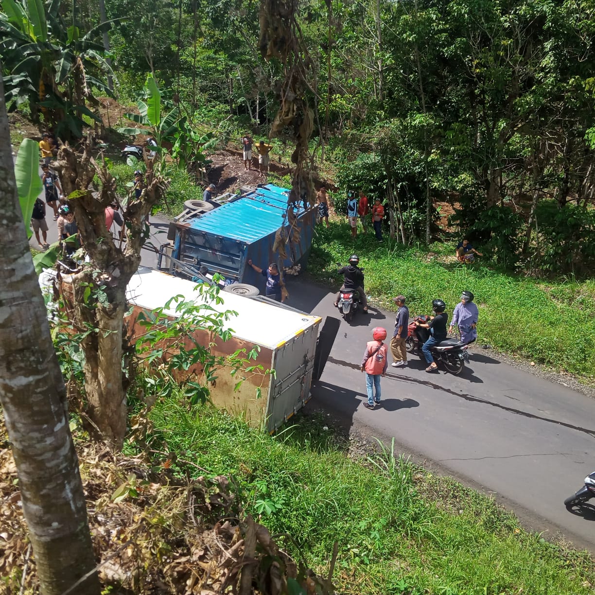 Tak Kuat Nanjak, 2 Truk Terguling, Kaki Sopir Terjepit