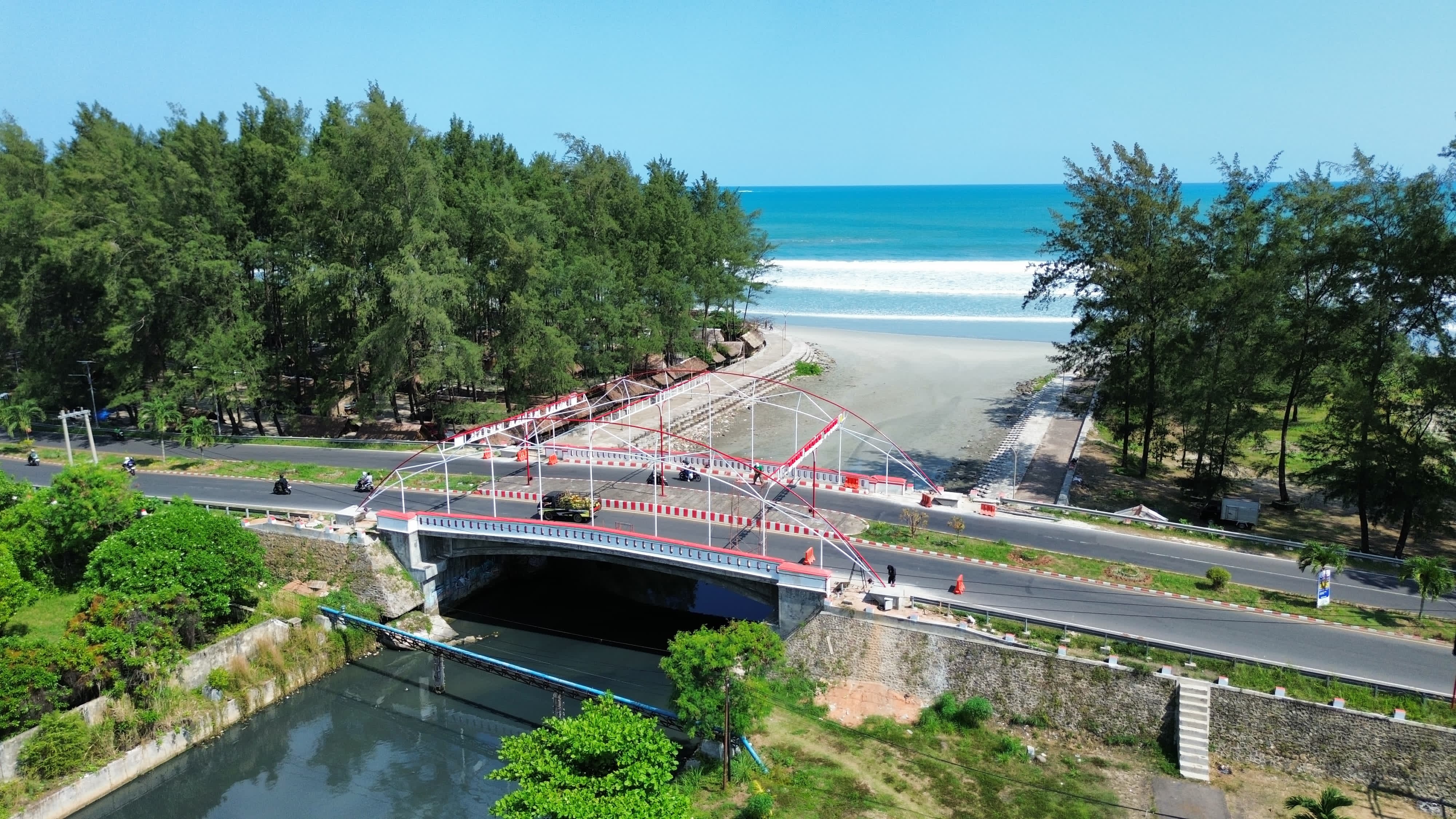 Ornamen Lampu Warna-Warni Siap Dipasang di Jembatan Merah Putih