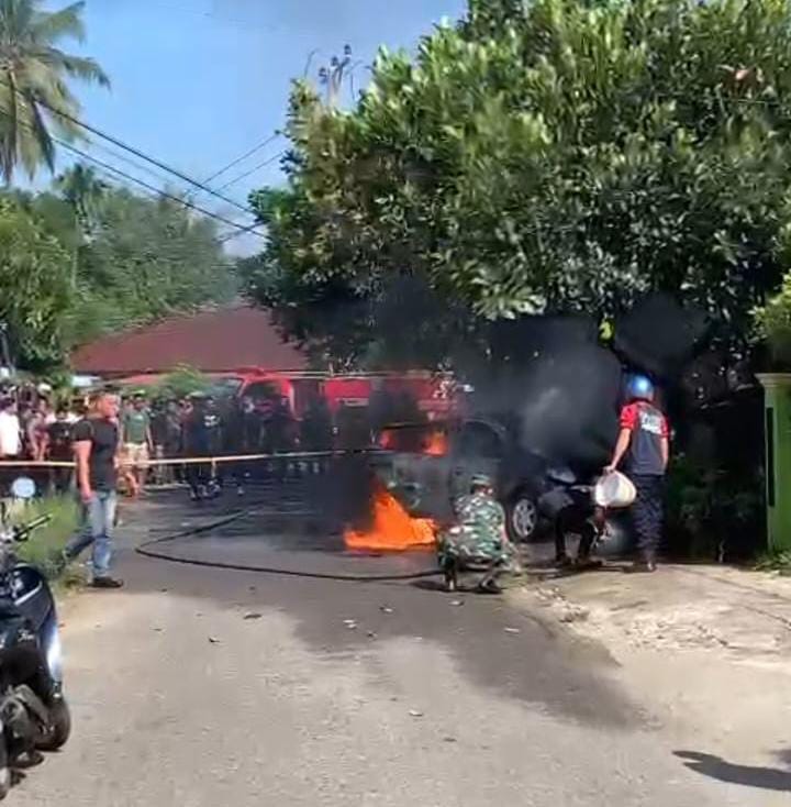 Satu Unit Mobil Terbakar di Depan KPU Bengkulu Selatan, Jerigen Minyak Ditemukan di Lokasi