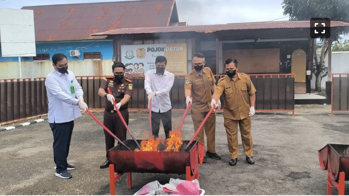 Kejari Mukomuko Musnahkan Barang Bukti 34 Perkara, Ganja Dibakar dan Sabu Dilarutkan