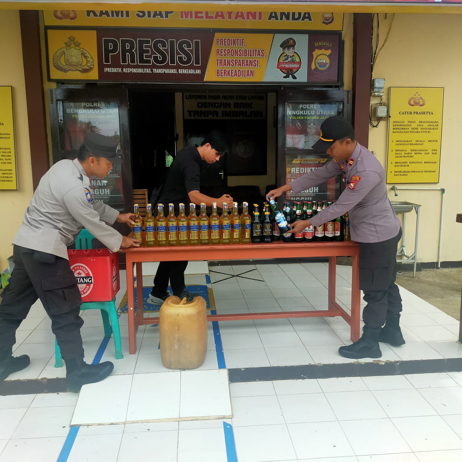 Polsek Padang Jaya Amankan Puluhan  Botol Miras dan 35 Liter Tuak  