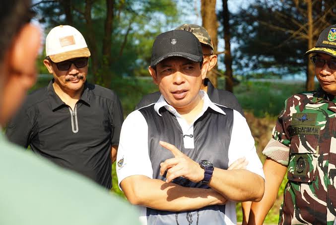 Dedy Wahyudi Target Rekor MURI Penanaman Pohon Kelapa, Perindah Pantai Panjang dari Pasir Putih hingga Jakat