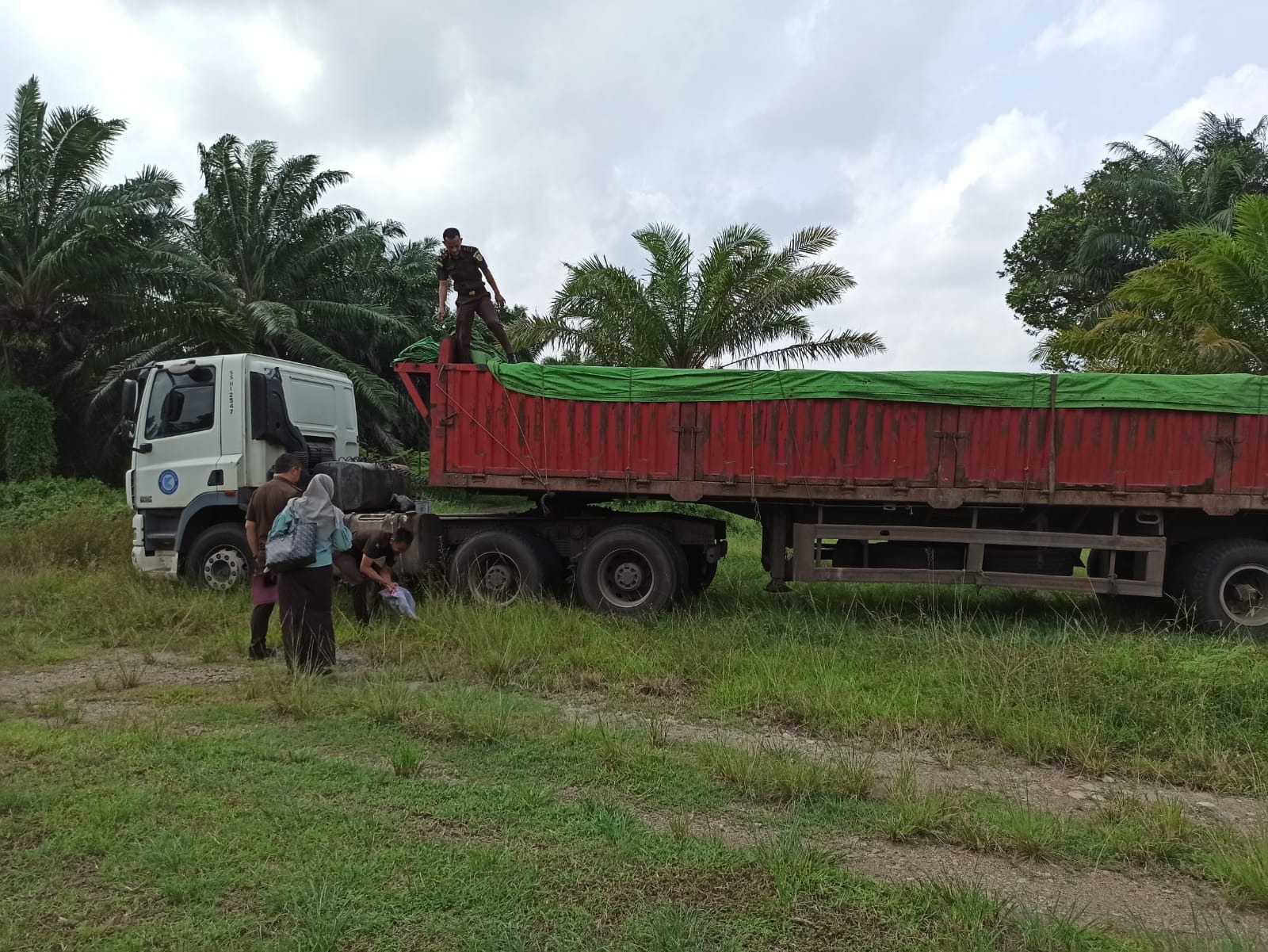 Polda Bengkulu Gagalkan Penyelundupan Ribuan Karung Batu Hias Ilegal