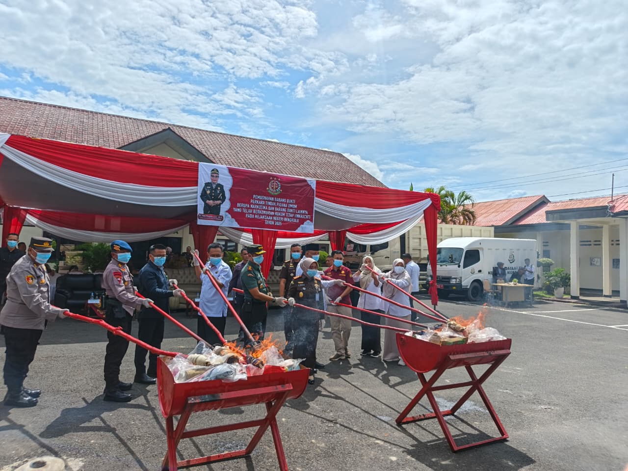 Kejari Bengkulu Musnahkan Barang Bukti 96 Perkara, Termasuk Sabu, Ganja, Ekstasi hingga Senjata Api