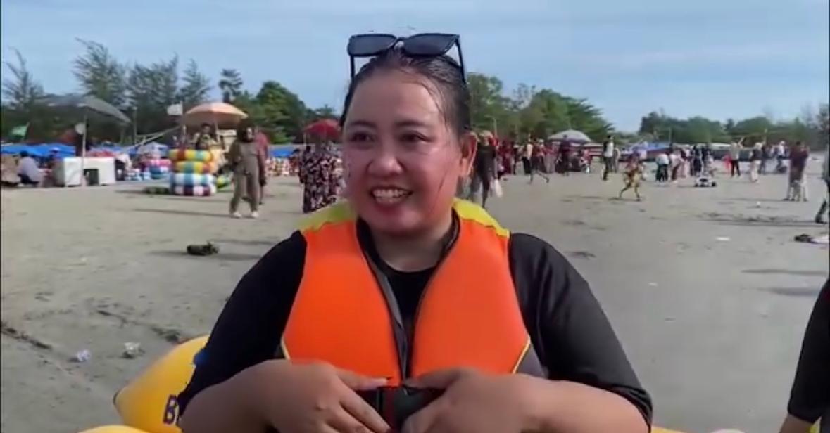 Pantai Zakat Jadi Primadona Libur Lebaran, Wisatawan Nikmati Serunya Bermain Air