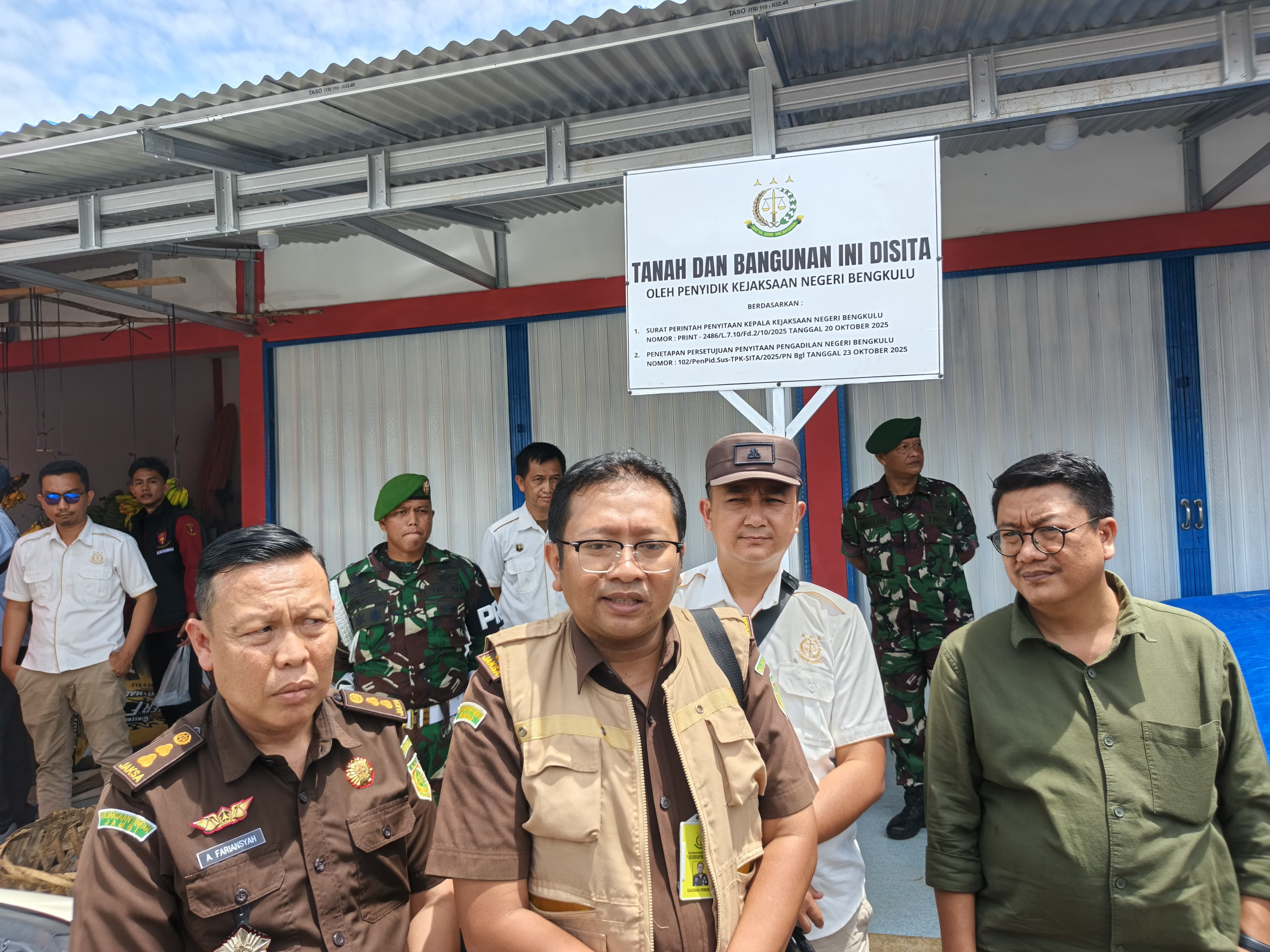Selamatkan Aset Pemkot Bengkulu, Kejari Segel 52 Kios di Pasar Panorama