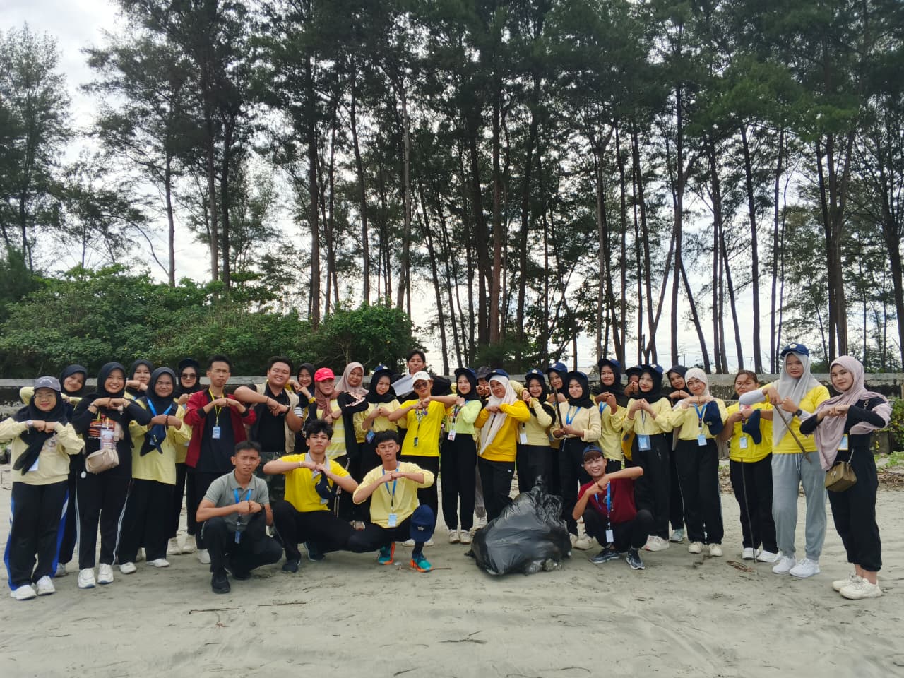 Mahasiswa FEB UNIB dan Dispar Bengkulu Kompak Gelar Aksi Peduli Pantai