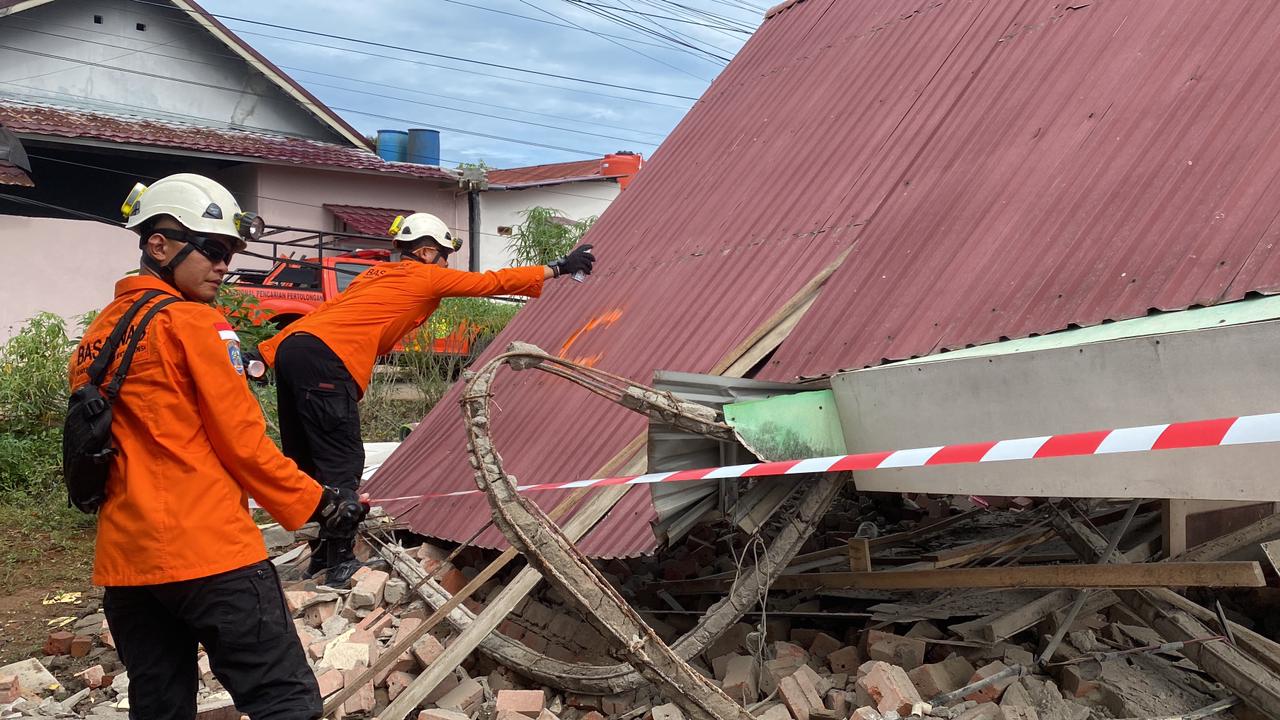 Basarnas Bengkulu Evakuasi Rumah Warga yang Rusak Akibat Gempa 6,3 SR