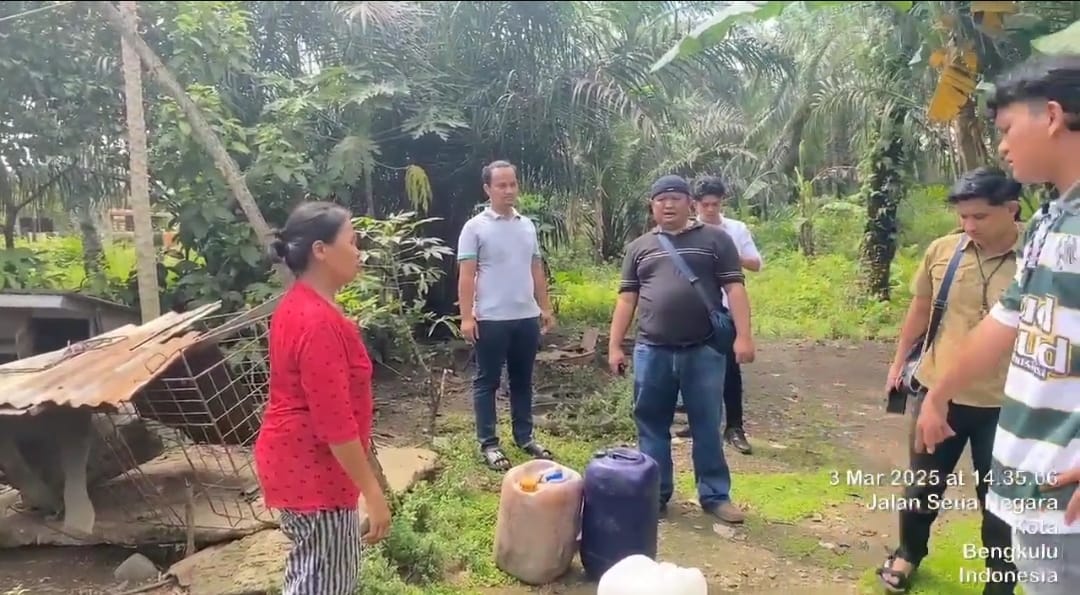 Polisi Grebek Empat Warung Tuak di Kampung Melayu, Ratusan Liter Dimusnahkan