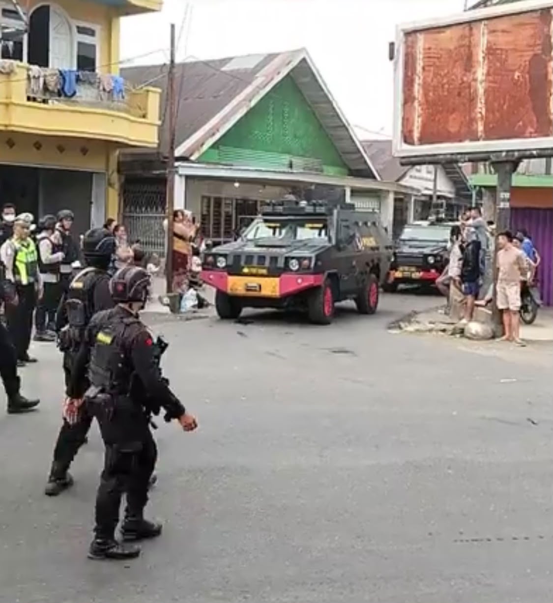 Puluhan Polisi Bersenjata Lengkap dan Rantis Baracuda Sisir Desa Kampung Jeruk Binduriang
