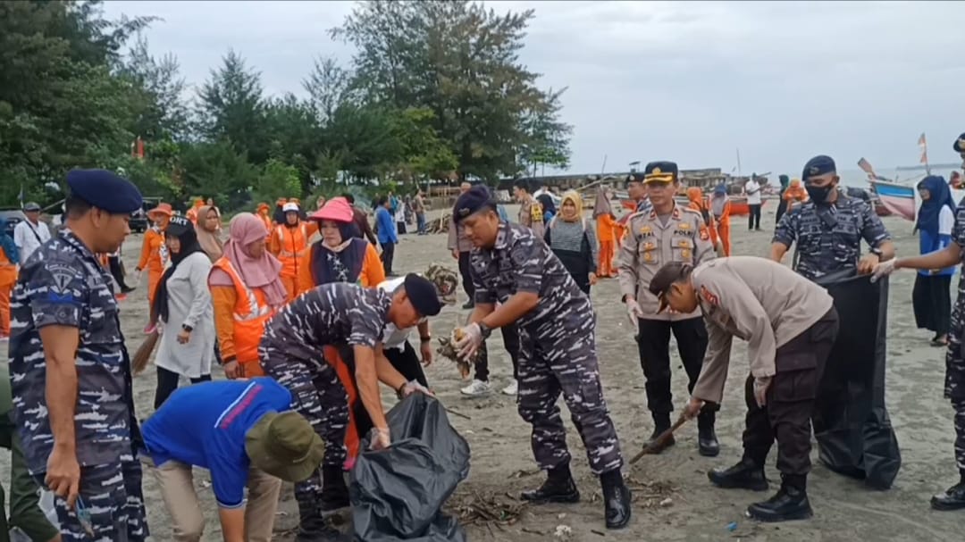 Lanal Bengkulu Galakkan Prolasih di Pantai Wisata Tapak Paderi