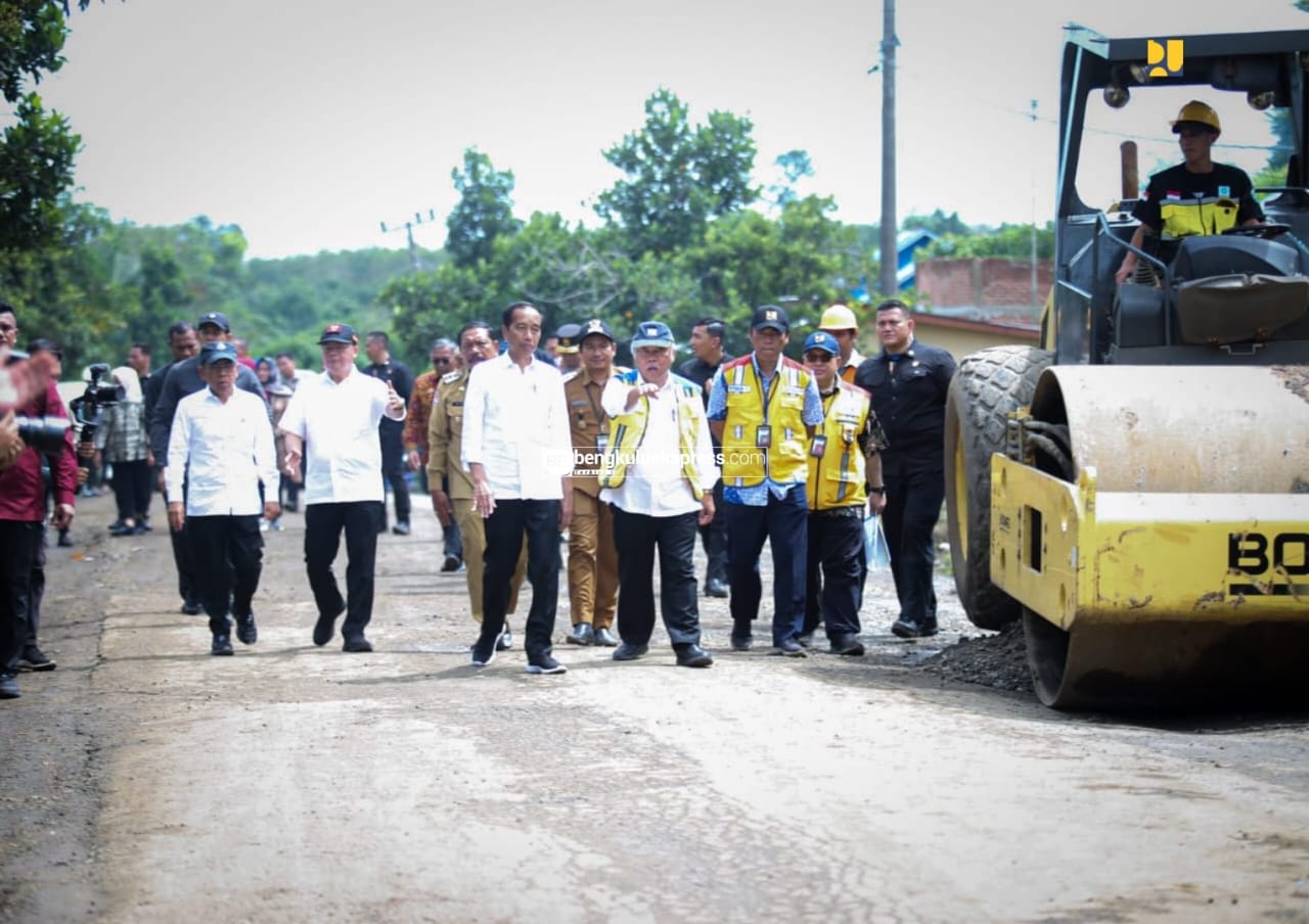 Presiden Jokowi Tinjau Jalan Rusak di Bengkulu Utara