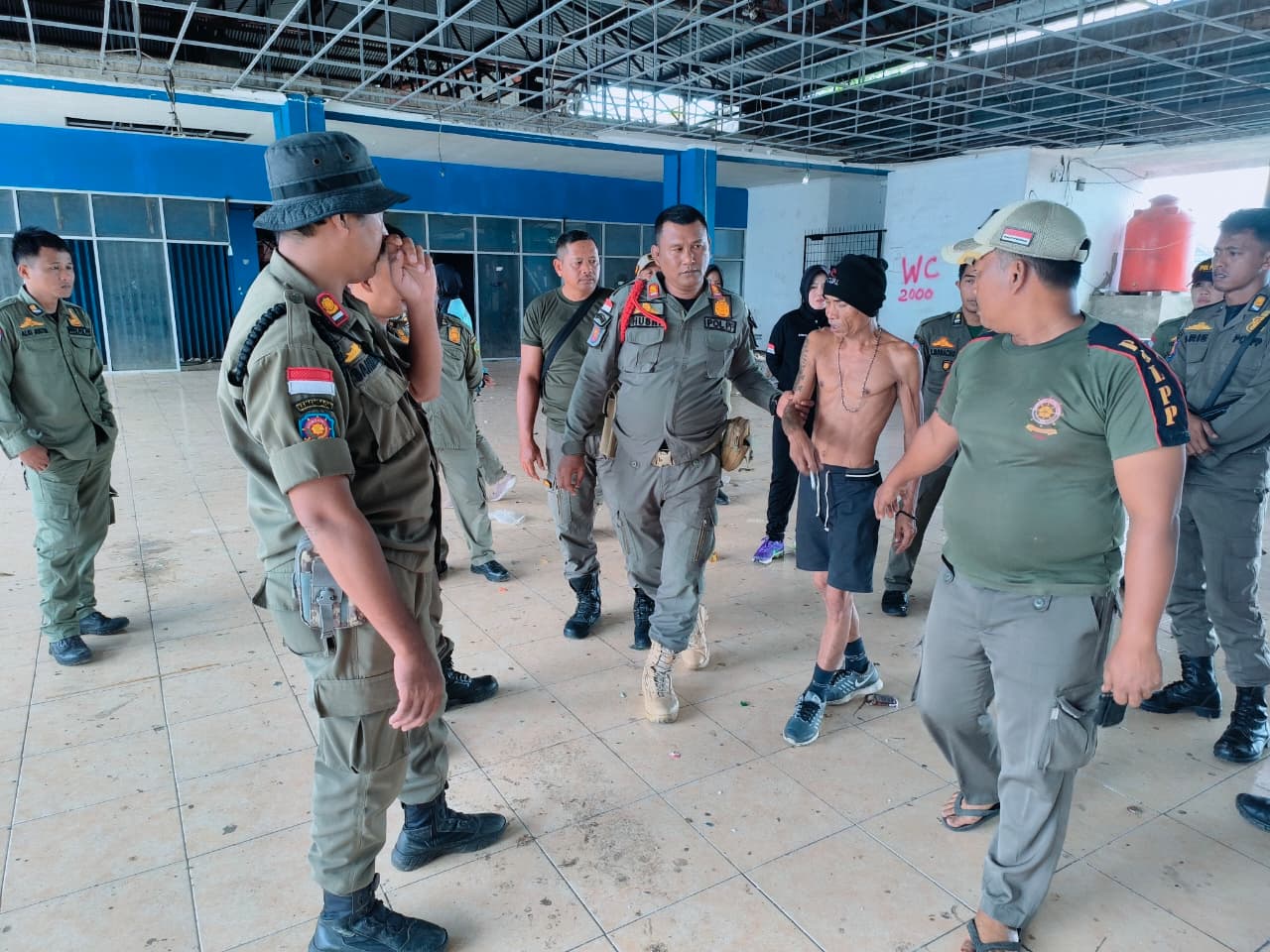 Pria ODGJ Diamankan Petugas Satpol PP, Diduga Buat Resah Pengunjung Pasar Minggu