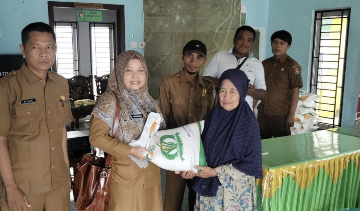 Salurkan 20 Kg Beras Bansos, Pemdes di Mukomuko Diingatkan Jangan Main Mata