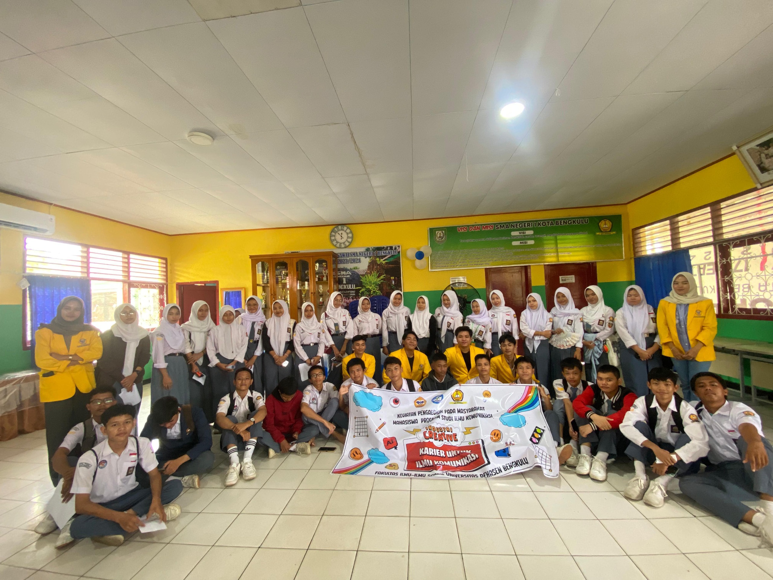 Mahasiswa Ilmu Komunikasi Unived Edukasi Siswa SMAN 1 Kota Bengkulu Tentang Karir di Industri Kreatif