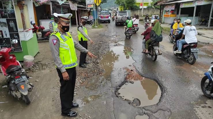 10 Provinsi dengan Jalan Rusak Paling Banyak di Indonesia, Apakah Ada Daerahmu? 