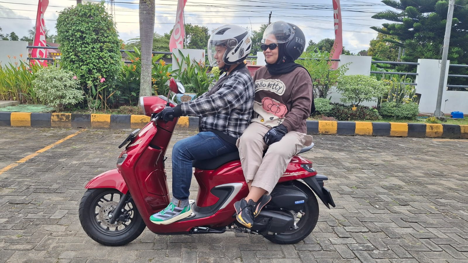 Tips #Cari_Aman: Panduan Aman Bonceng Menyamping Sepeda Motor agar Tetap Selamat di Jalan