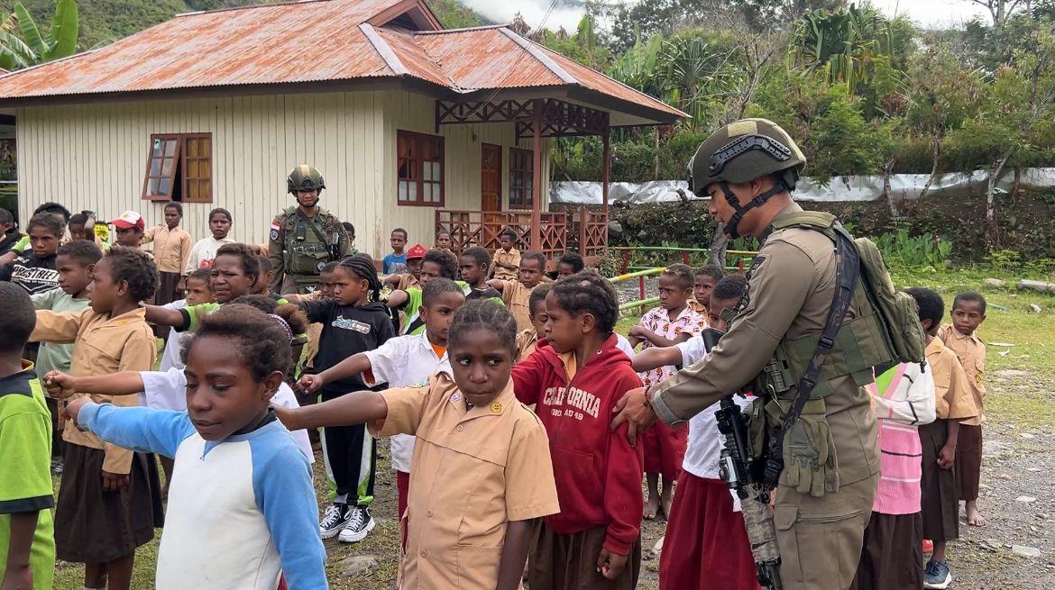 Satgas Ops Damai Cartenz 2026 Latih Kedisiplinan Siswa di Papua Lewat PBB 