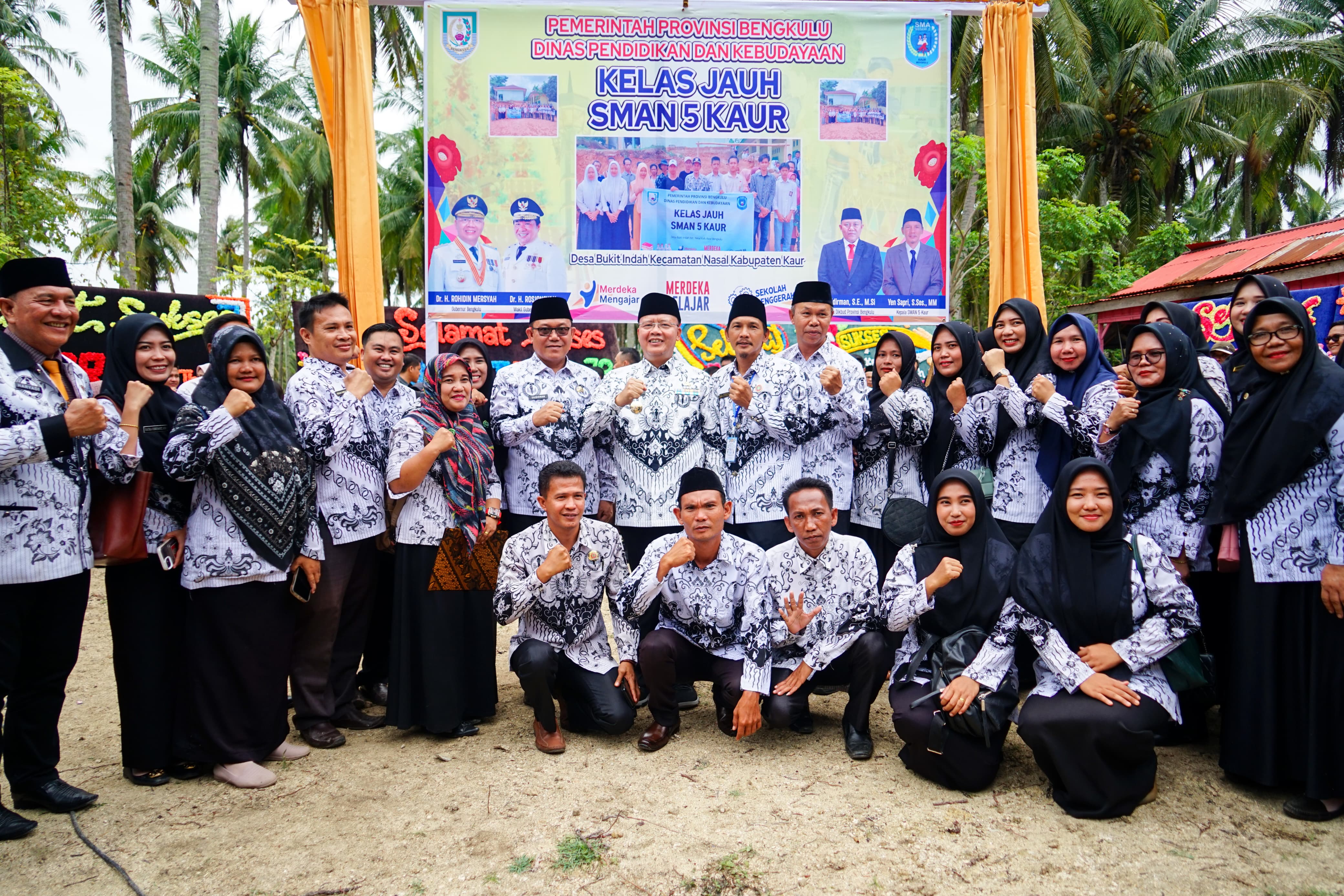 Puncak Peringatan HGN dan HUT ke-78 PGRI, Gubernur Bengkulu Resmikan Kelas Jauh SMAN 5 Kaur