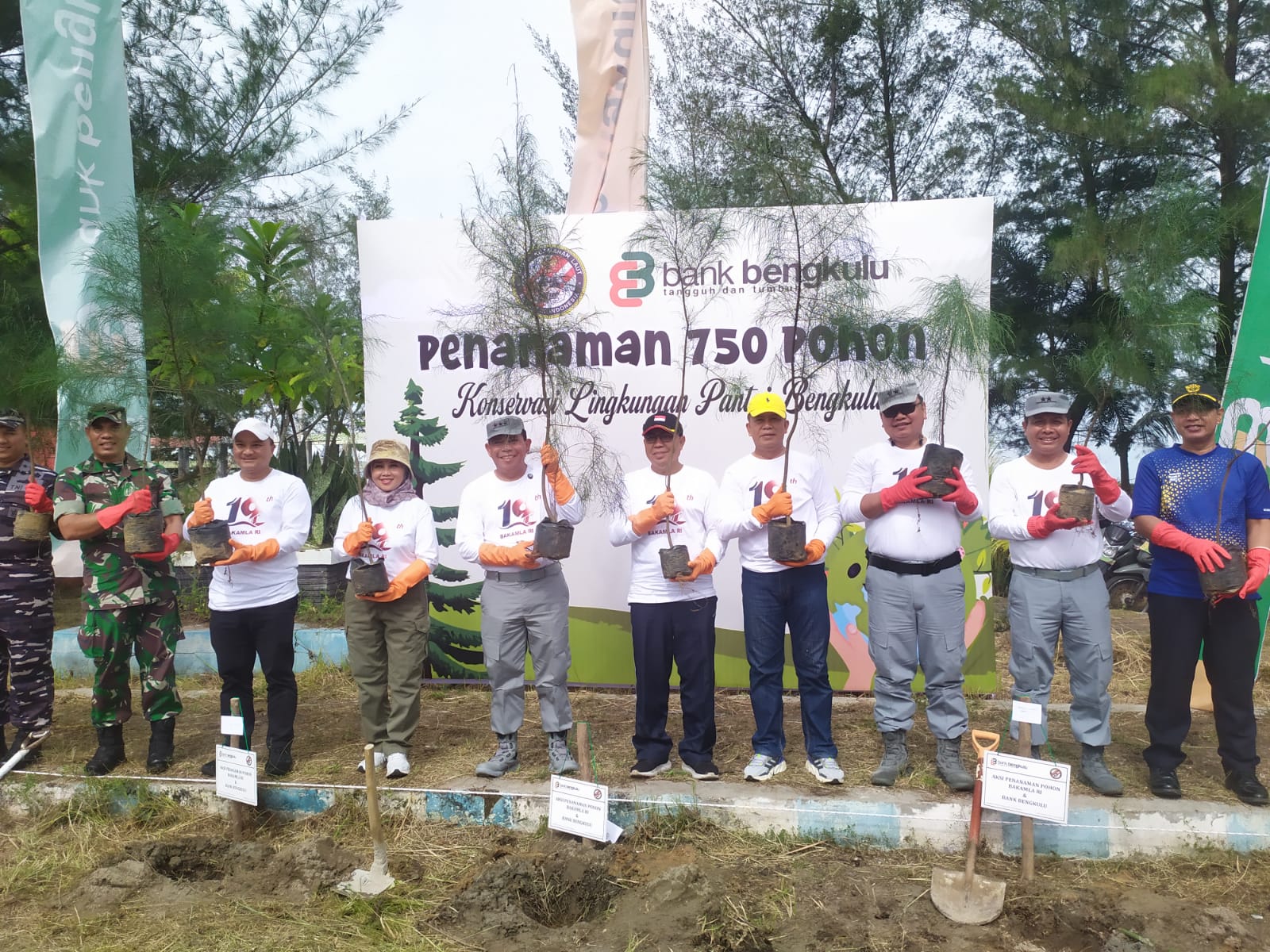 Peringati HUT ke 19, Bakamla RI Tanam 750 Pohon Cemara di Pantai Bengkulu