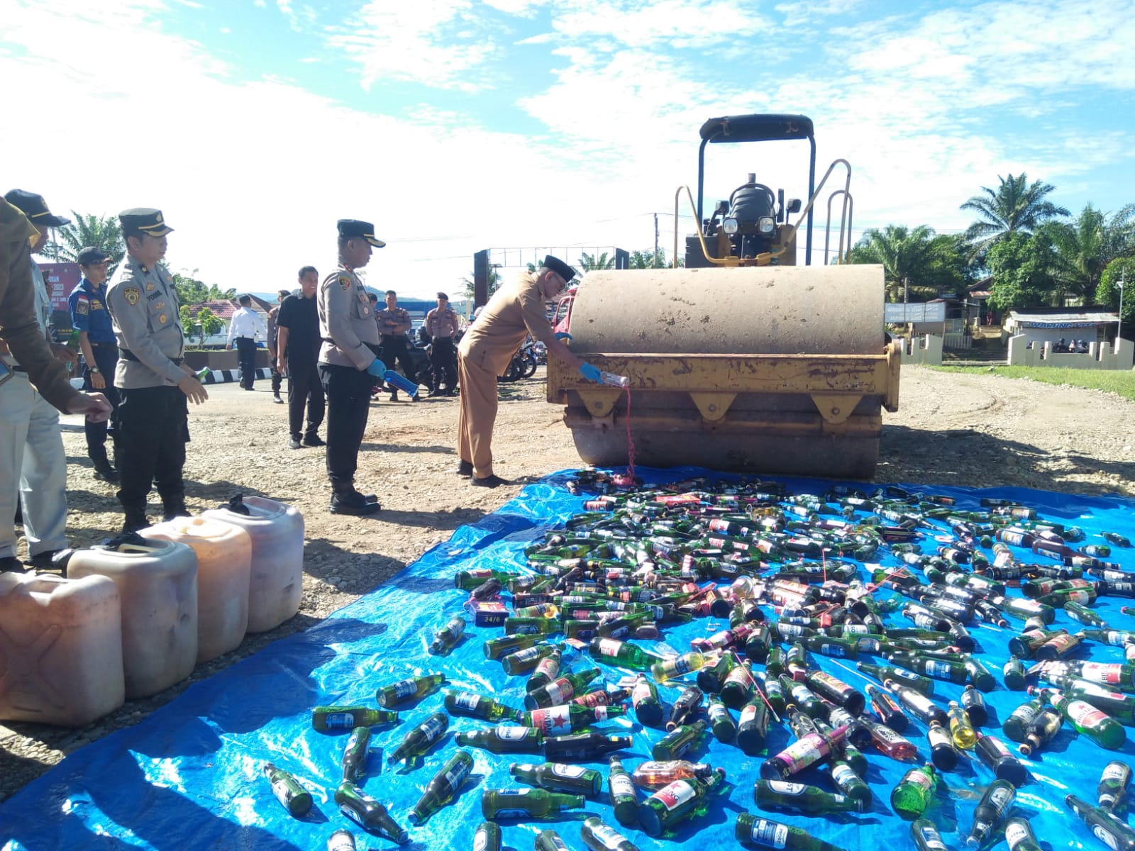 Polres Bengkulu Tengah Musnahkan 533 Botol Miras 