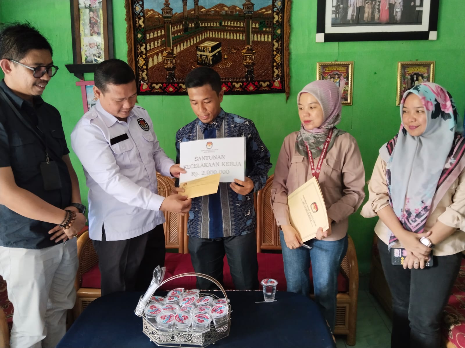 KPU Kota Bengkulu Berikan Santunan Kepada Anggota KPPS yang Digigit Anjing saat Bertugas