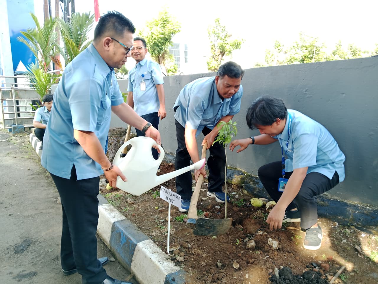 Gerakan Menanam Pohon Semarakan Hari Radio ke-80 di RRI Bengkulu 