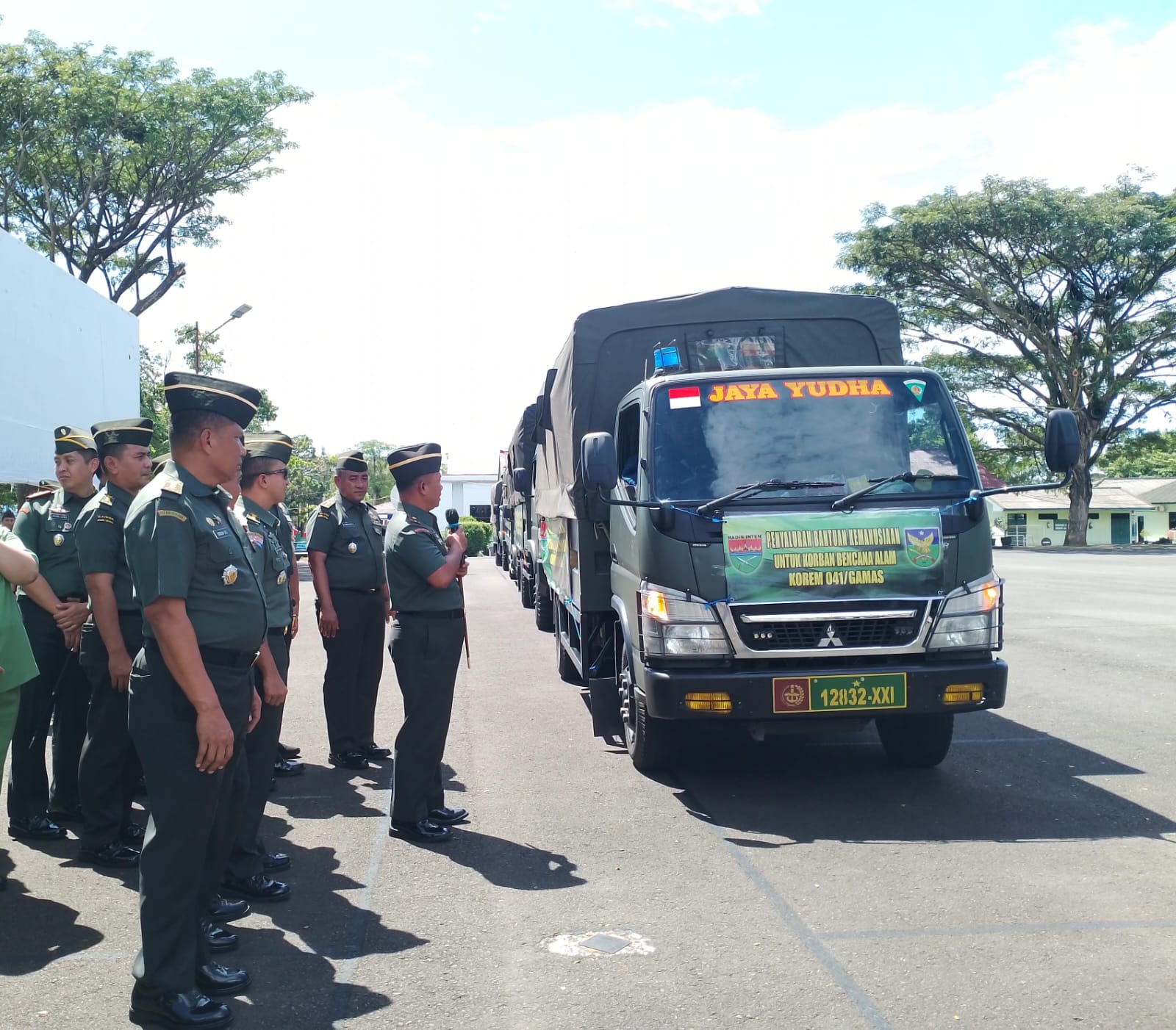 Korem 041/Gamas Salurkan Bantuan untuk Korban Banjir di Sumatera Barat 