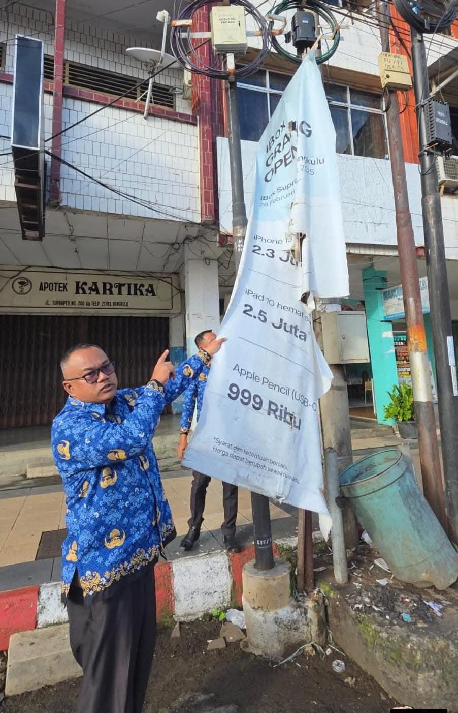 Satpol PP Kota Bengkulu Cabut Reklame Ilegal di 'Misi Memburu Reklame'