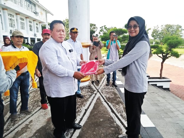 Pemkab Mukomuko Bagikan 300 Bendera Merah Putih, Ajak Warga Hidupkan Semangat Nasionalisme Jelang HUT RI ke-80
