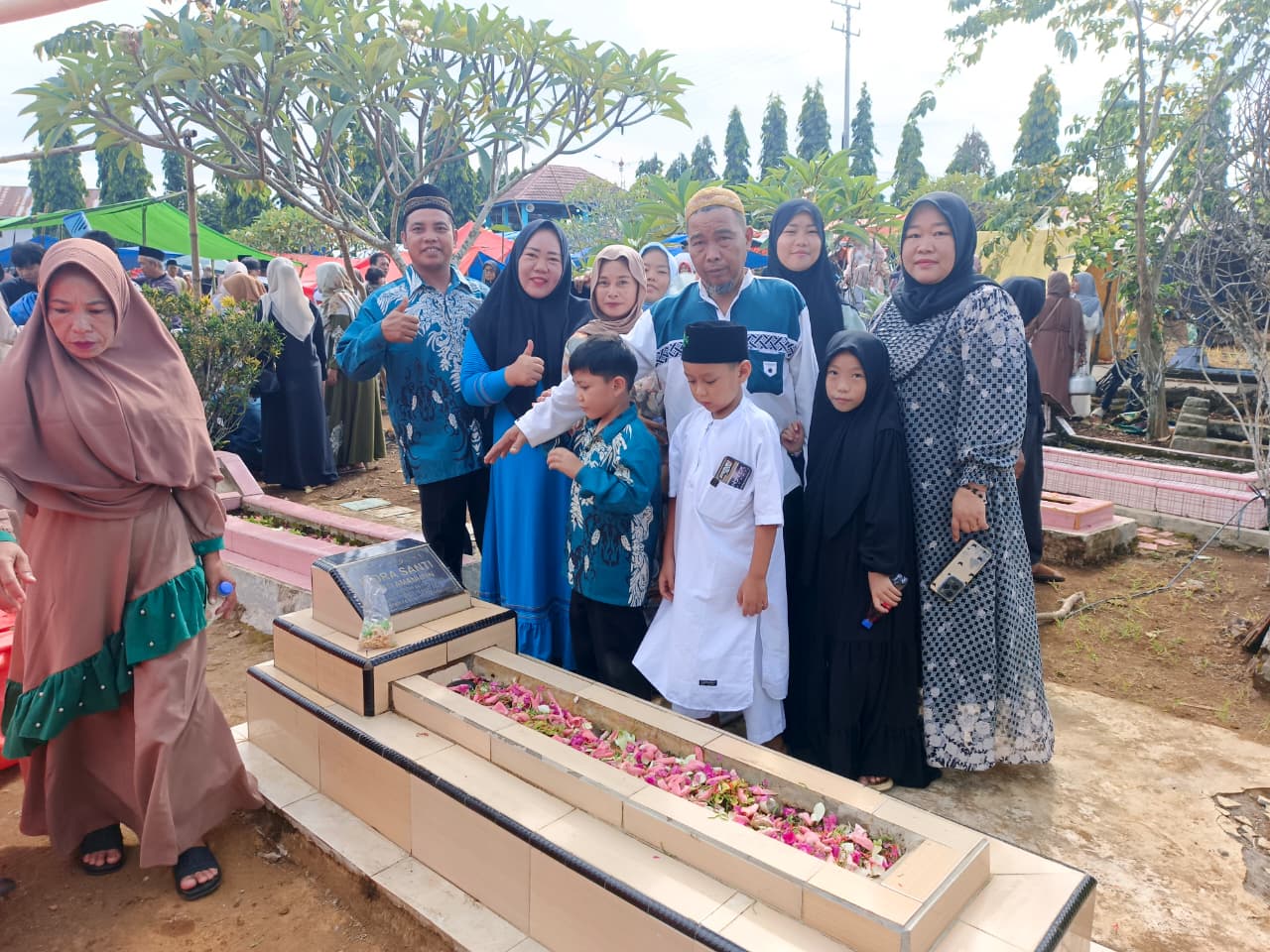 Warga Membludak, Yasinan Massal di TPU Gunung Selan Kian Semarak