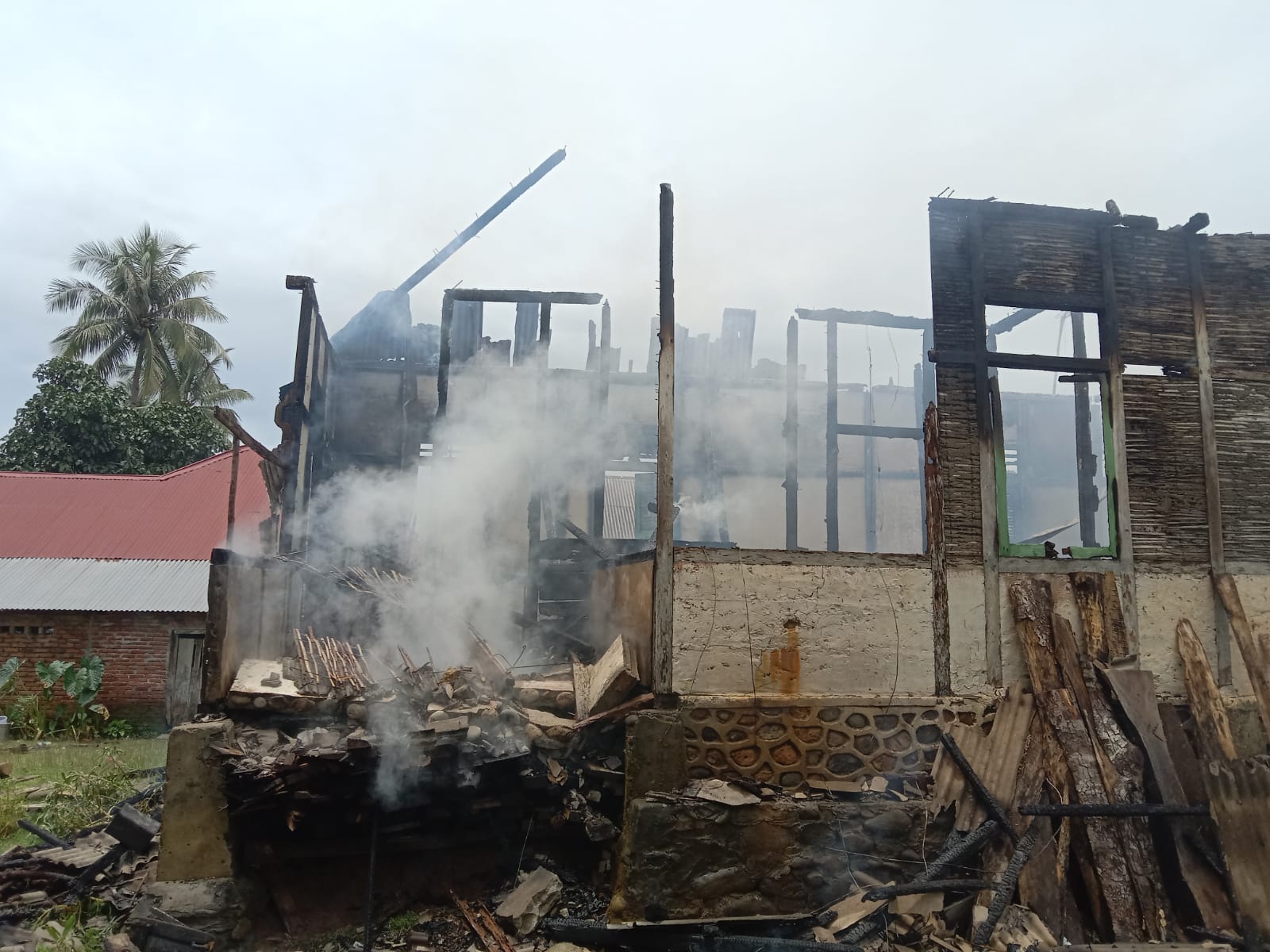 Ditinggal ke Kebun, Rumah Warga di Bengkulu Utara Terbakar